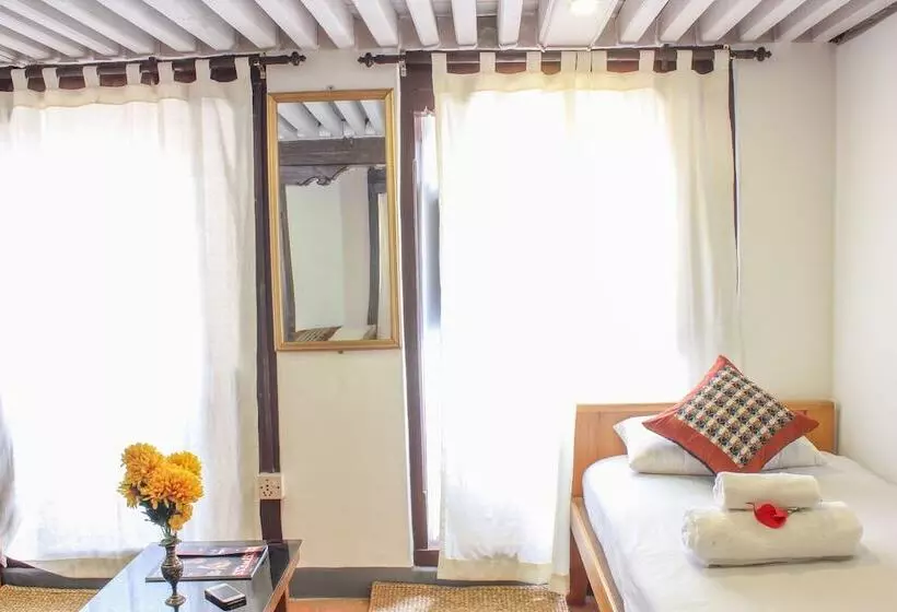 تختخواب و صبحانه Hiranya Guest House