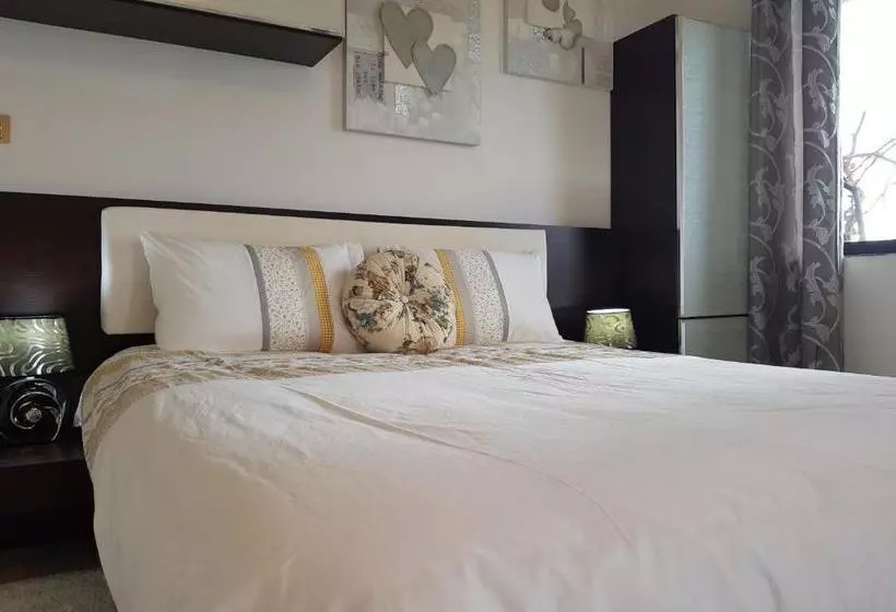 تختخواب و صبحانه Sunshine Court