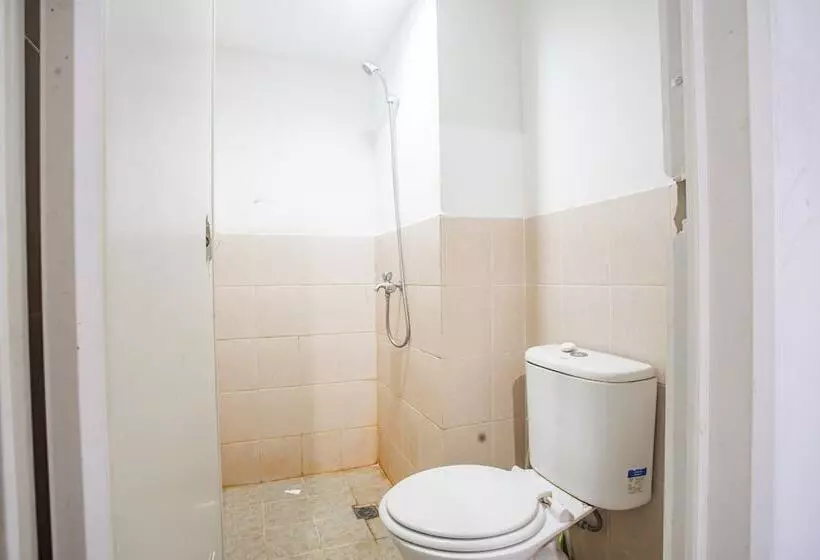 Hotelli Oyo 94083 Apartemen Podomoro Golf View Victory Rooms