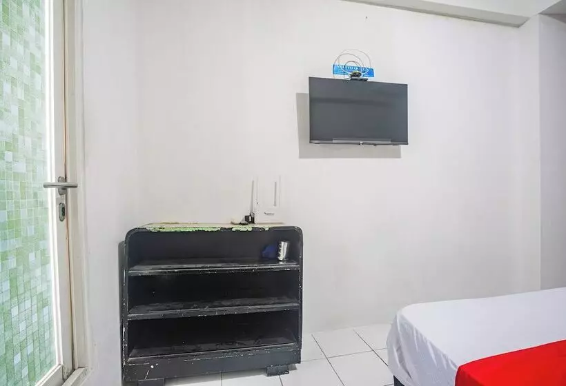 Hotelli Oyo 94083 Apartemen Podomoro Golf View Victory Rooms