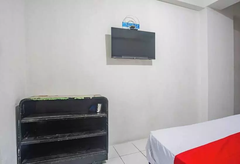 Hotelli Oyo 94083 Apartemen Podomoro Golf View Victory Rooms