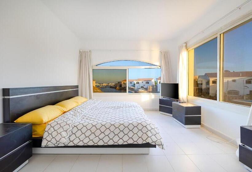 تختخواب و صبحانه Aden Beach   Sea View Room With Beach Access In Villa