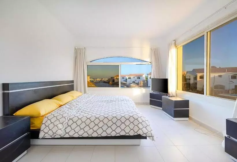 تختخواب و صبحانه Aden Beach   Sea View Room With Beach Access In Villa