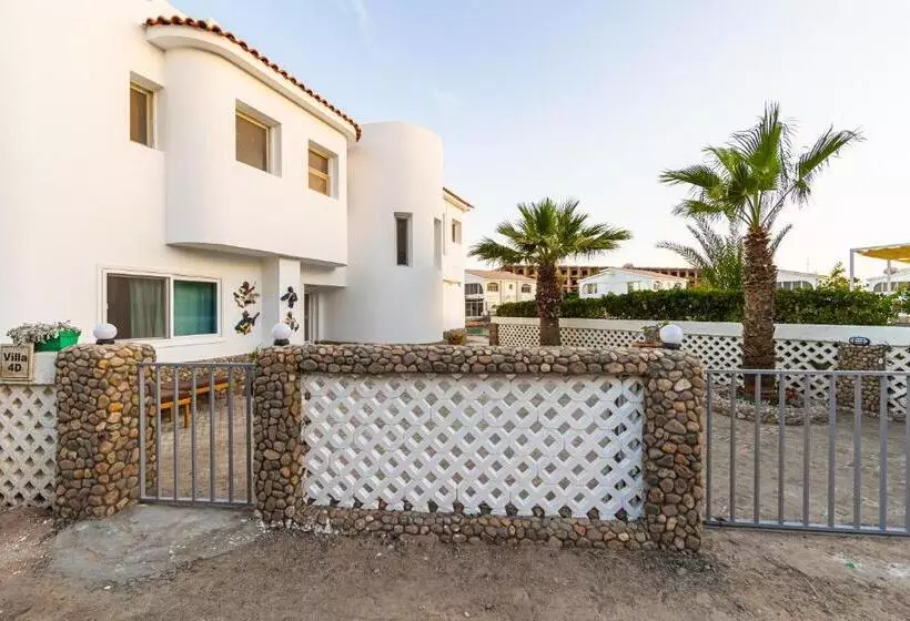 تختخواب و صبحانه Aden Beach   Sea View Room With Beach Access In Villa