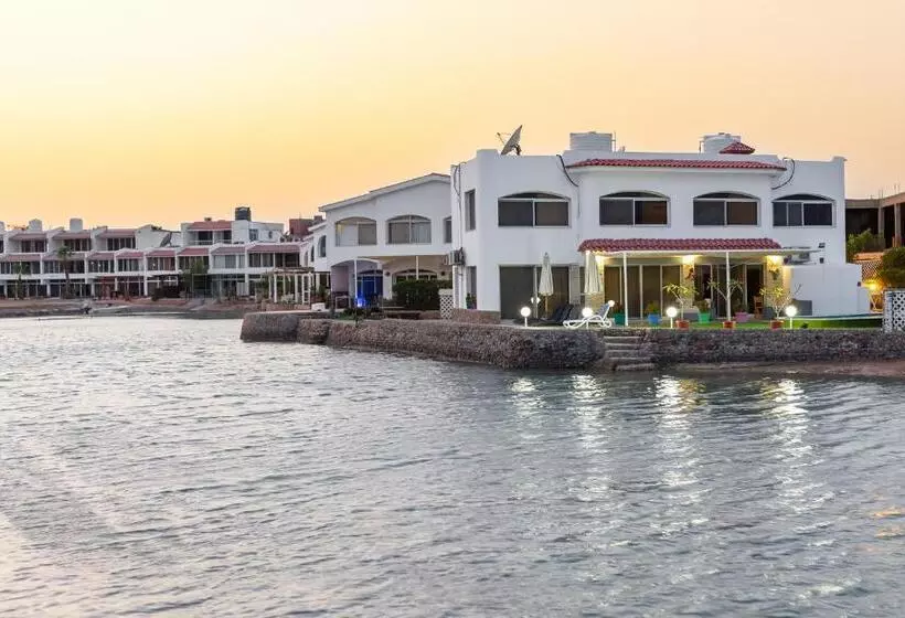 تختخواب و صبحانه Aden Beach   Sea View Room With Beach Access In Villa