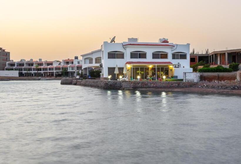 تختخواب و صبحانه Aden Beach   Sea View Room With Beach Access In Villa