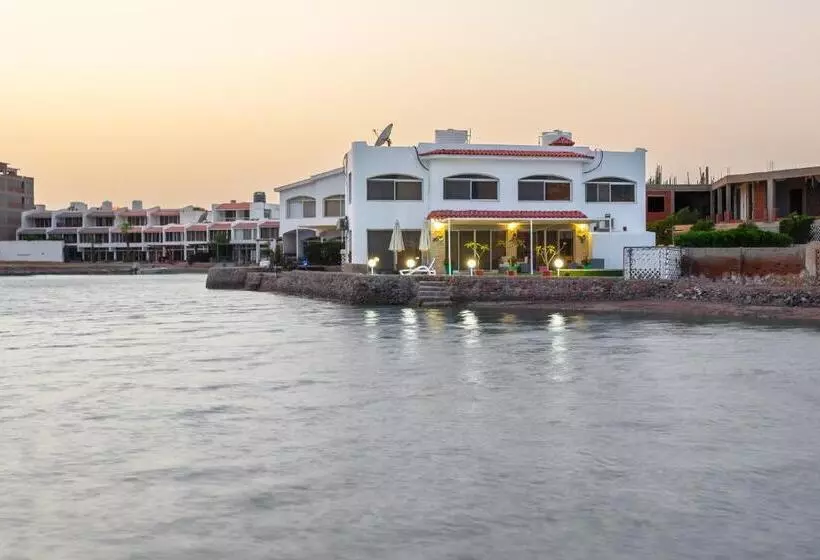 تختخواب و صبحانه Aden Beach   Sea View Room With Beach Access In Villa