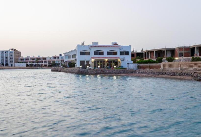 تختخواب و صبحانه Aden Beach   Sea View Room With Beach Access In Villa