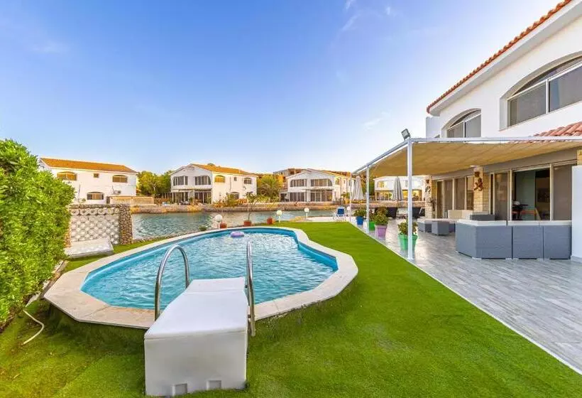 تختخواب و صبحانه Aden Beach   Sea View Room With Beach Access In Villa