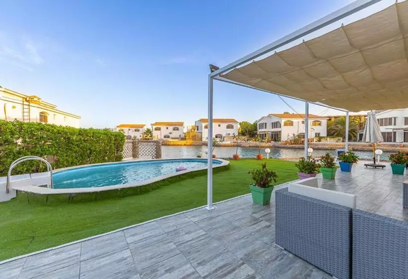 تختخواب و صبحانه Aden Beach   Sea View Room With Beach Access In Villa