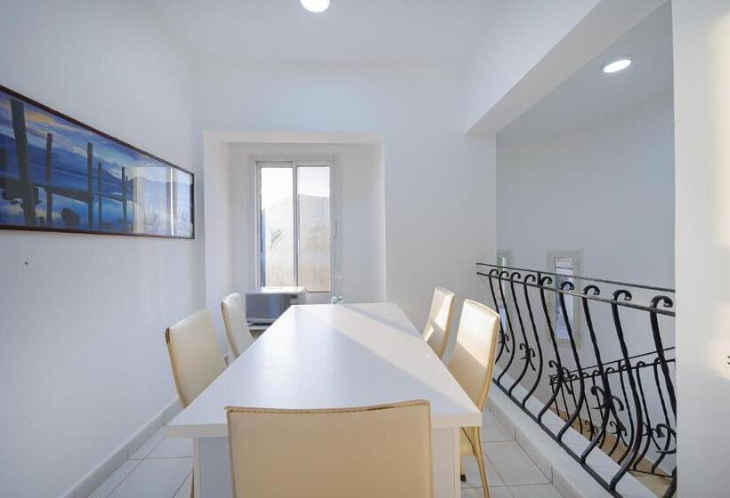 تختخواب و صبحانه Aden Beach   Sea View Room With Beach Access In Villa