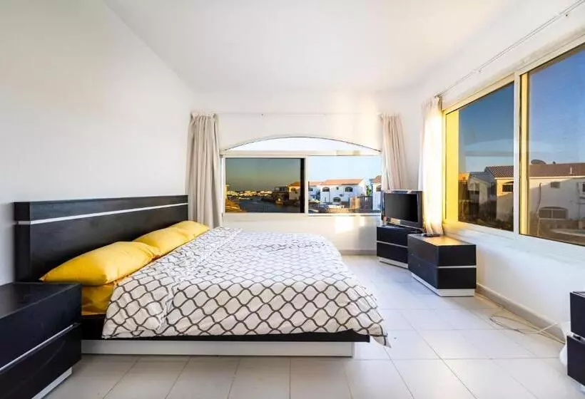 تختخواب و صبحانه Aden Beach   Sea View Room With Beach Access In Villa