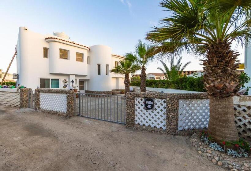 تختخواب و صبحانه Aden Beach   Sea View Room With Beach Access In Villa