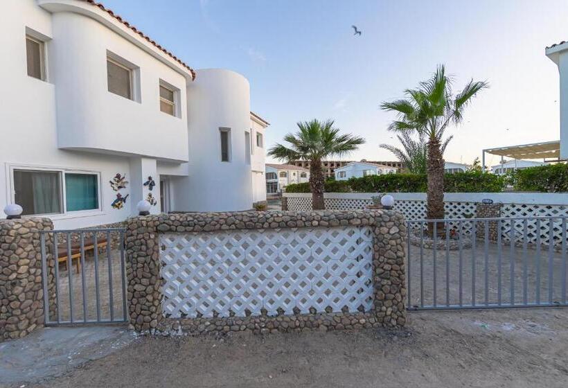 تختخواب و صبحانه Aden Beach   Sea View Room With Beach Access In Villa