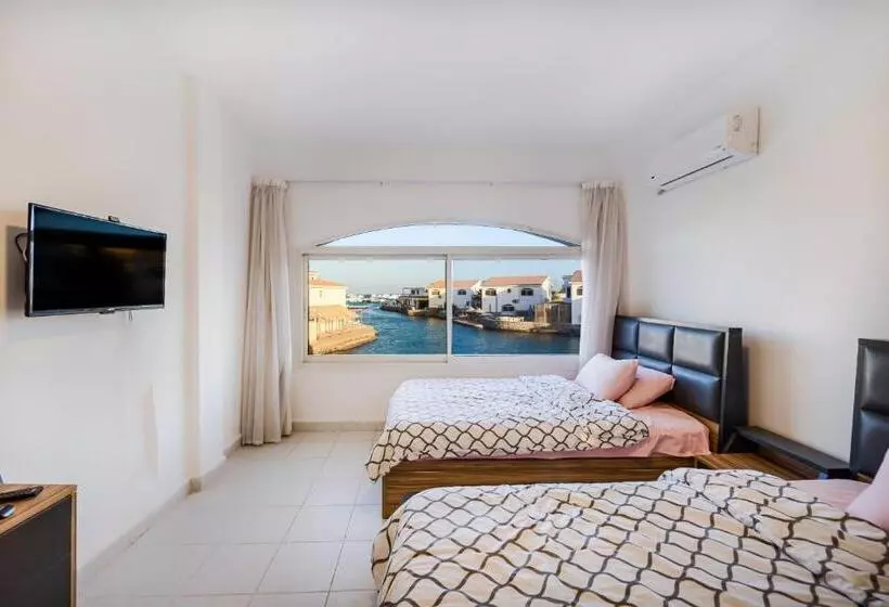تختخواب و صبحانه Aden Beach   Sea View Room With Beach Access In Villa