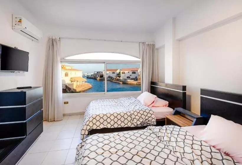 تختخواب و صبحانه Aden Beach   Sea View Room With Beach Access In Villa