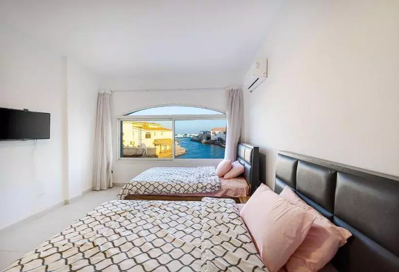 تختخواب و صبحانه Aden Beach   Sea View Room With Beach Access In Villa