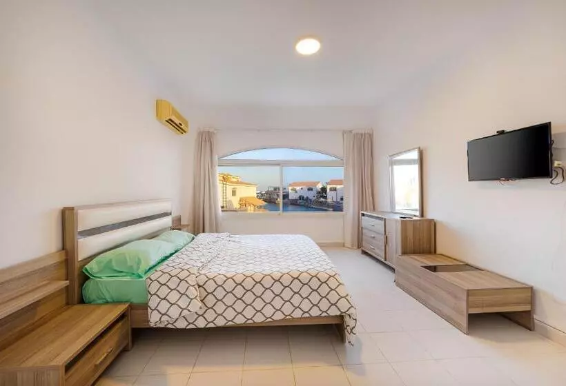 تختخواب و صبحانه Aden Beach   Sea View Room With Beach Access In Villa