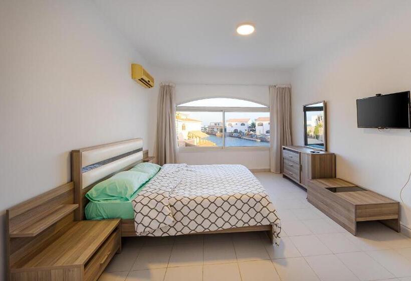 تختخواب و صبحانه Aden Beach   Sea View Room With Beach Access In Villa