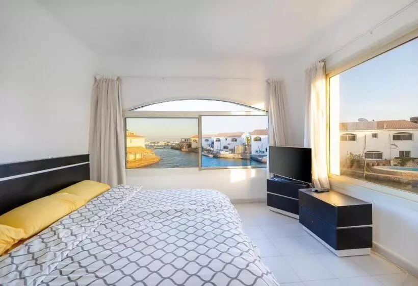 تختخواب و صبحانه Aden Beach   Sea View Room With Beach Access In Villa