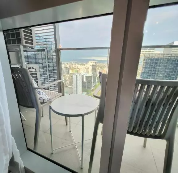 Luxestaysmnl Parisian Charm 1br Suite Pool Gym 400mbps Wifi Netflix Amazing City View