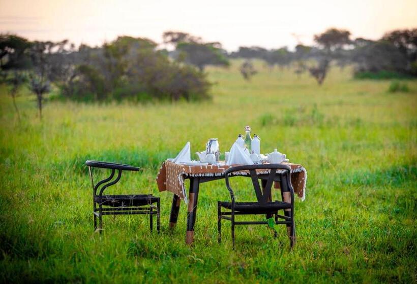 בית מלון כפרי Escarpment Serengeti Luxury Camp