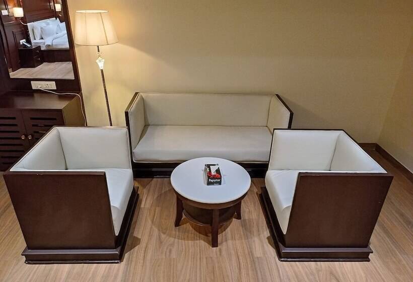 Hotel Gulmohar Royals