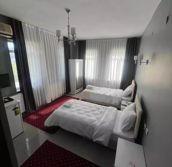 The Hi̇lltop Otel