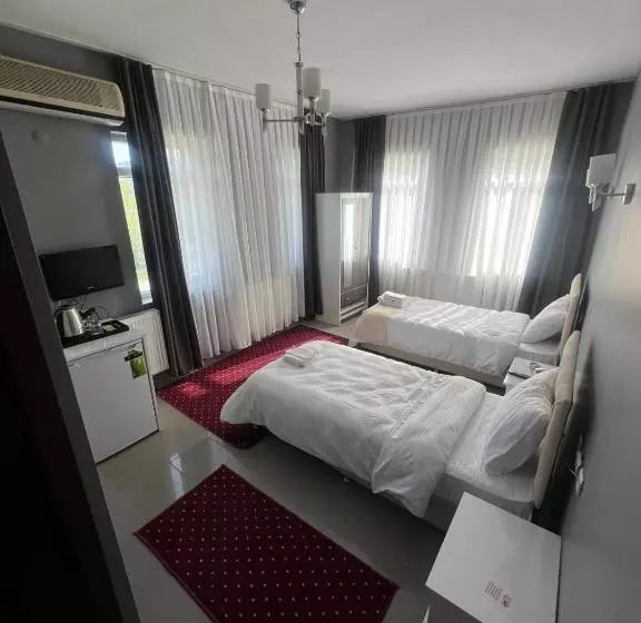 The Hi̇lltop Otel