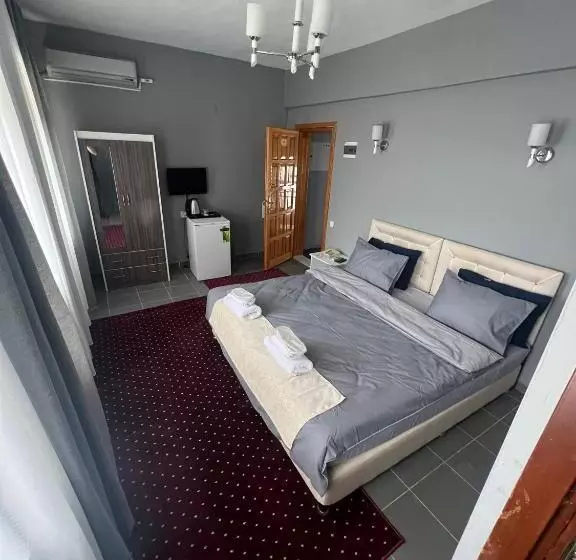 The Hi̇lltop Otel