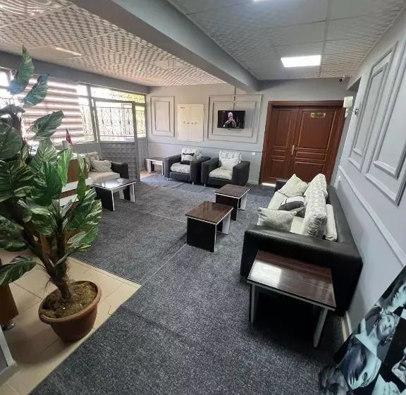 The Hi̇lltop Otel