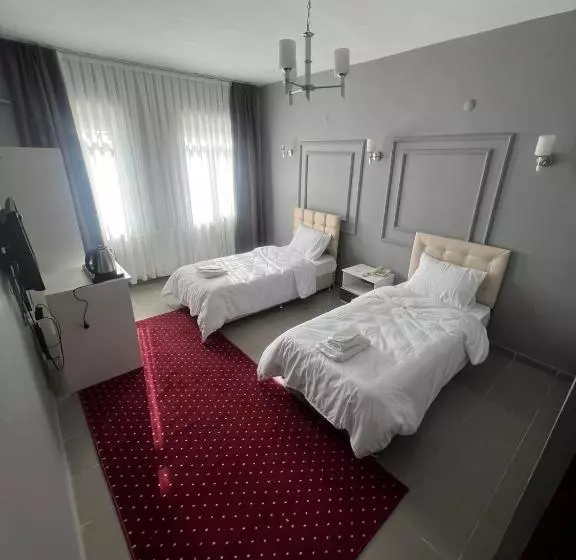 The Hi̇lltop Otel