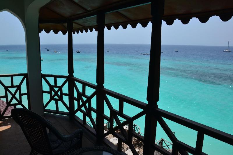 בית מלון כפרי Langi Langi Beach Bungalows