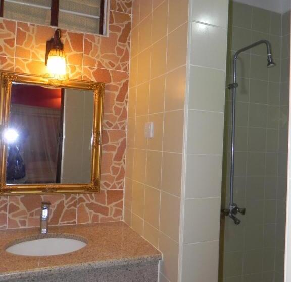 בית מלון כפרי Langi Langi Beach Bungalows