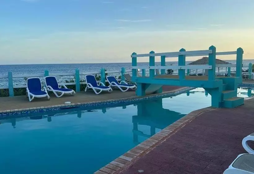 هتل Seagrape Plantation Resort & Dive Center