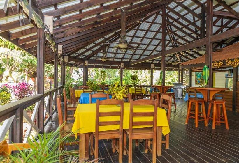 هتل Seagrape Plantation Resort & Dive Center