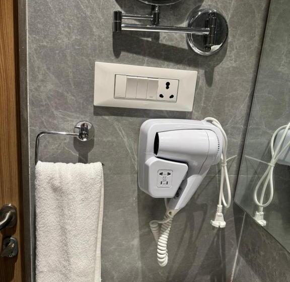 Hotel Mumbai House Mindspace Malad