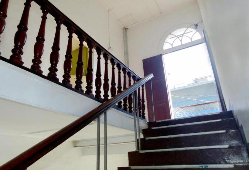 تختخواب و صبحانه A&t Amazon Backpacker`s