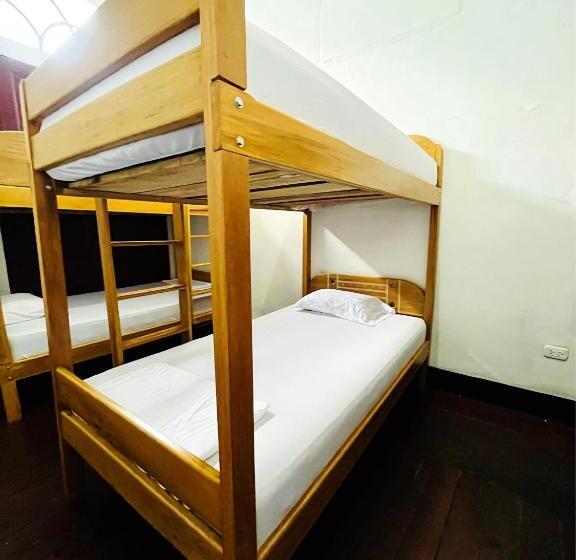 تختخواب و صبحانه A&t Amazon Backpacker`s