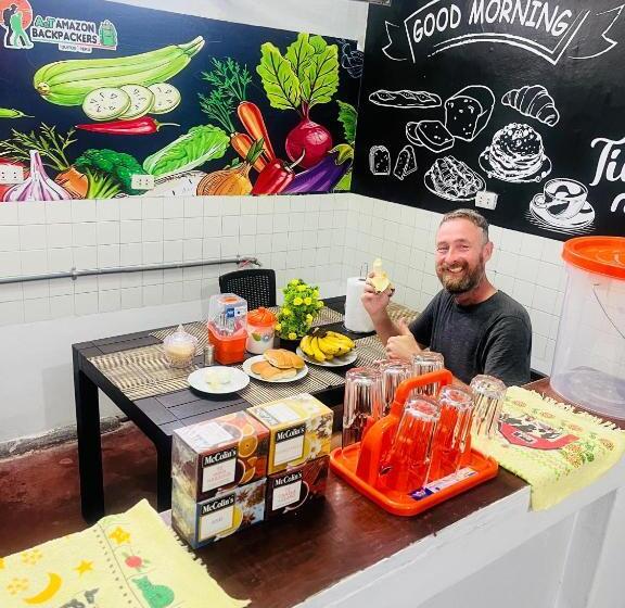 تختخواب و صبحانه A&t Amazon Backpacker`s