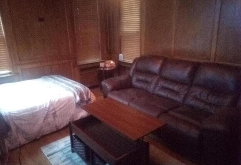 Bed and Breakfast Dunjen Manor