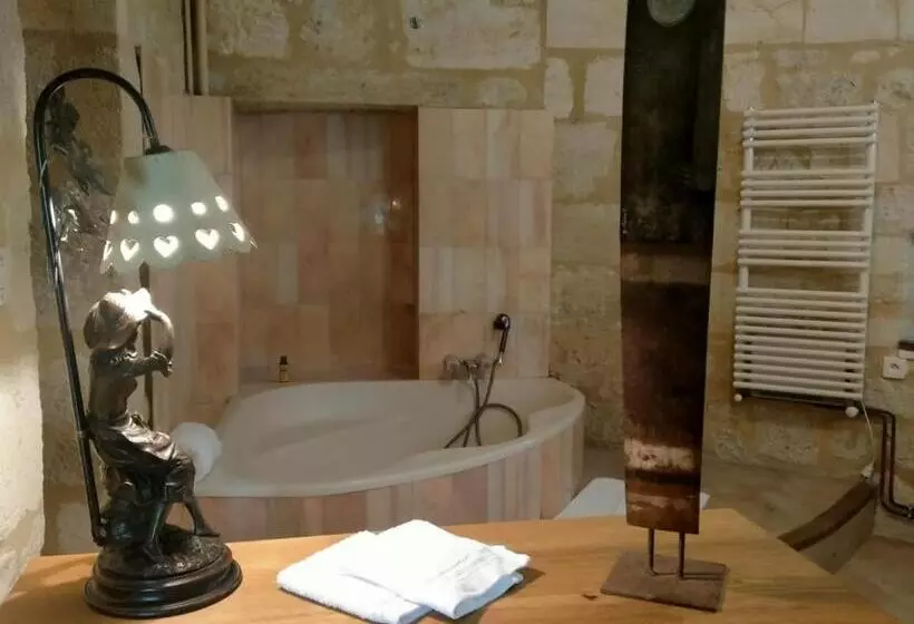 Aamiaismajoitus (B&B) La Chambre Du Château De Puisseguin