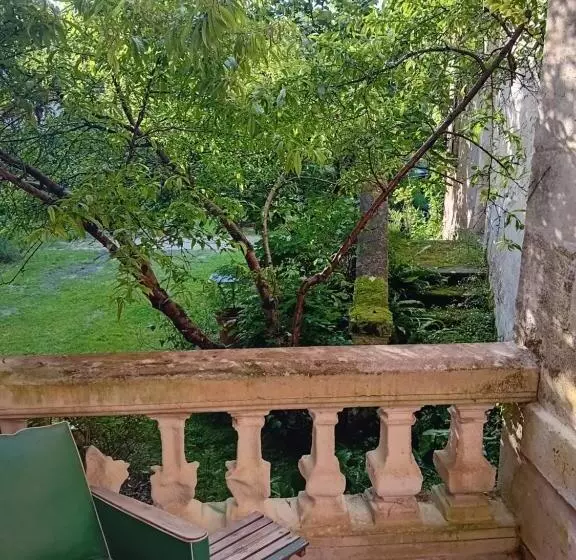 Aamiaismajoitus (B&B) La Chambre Du Château De Puisseguin