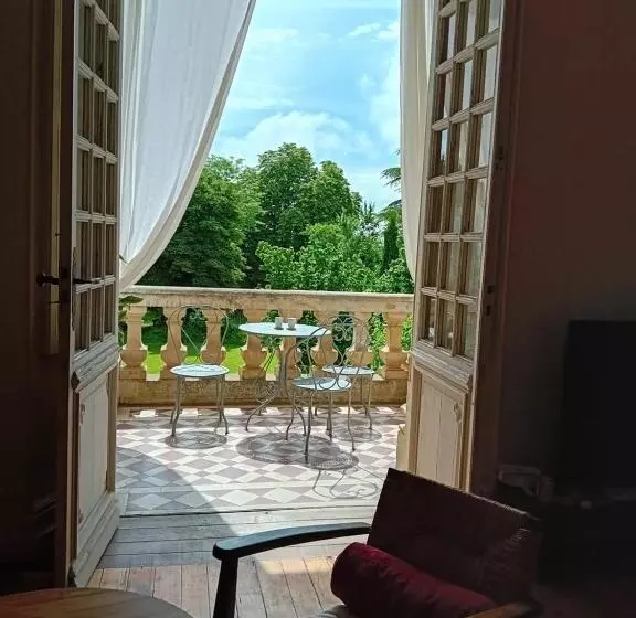 Aamiaismajoitus (B&B) La Chambre Du Château De Puisseguin