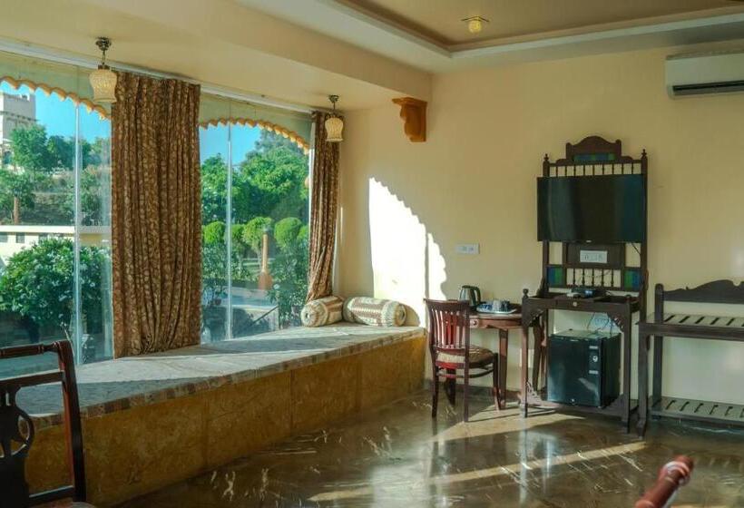 Отель Unvr A Peace Full Farmhouse Resort Udaipur