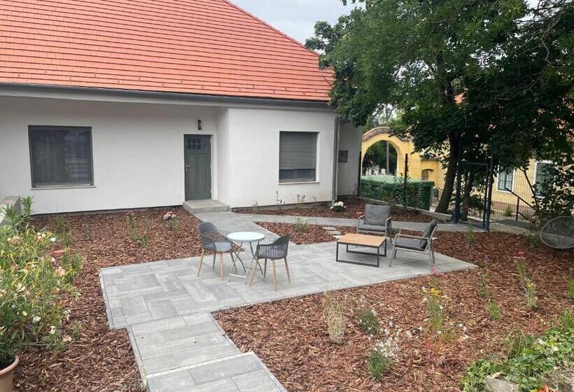 Kastélykert Vendégház Tata