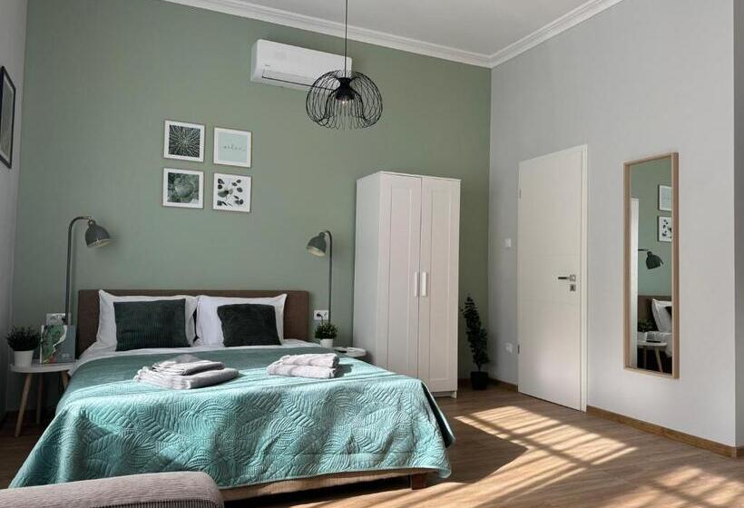 Kastélykert Vendégház Tata