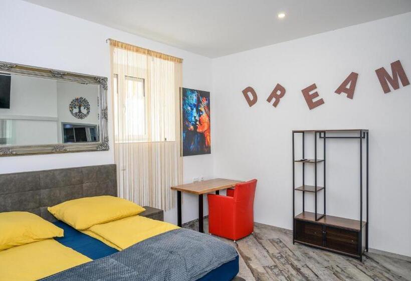 膳宿费 Plaza Cafe & Bar