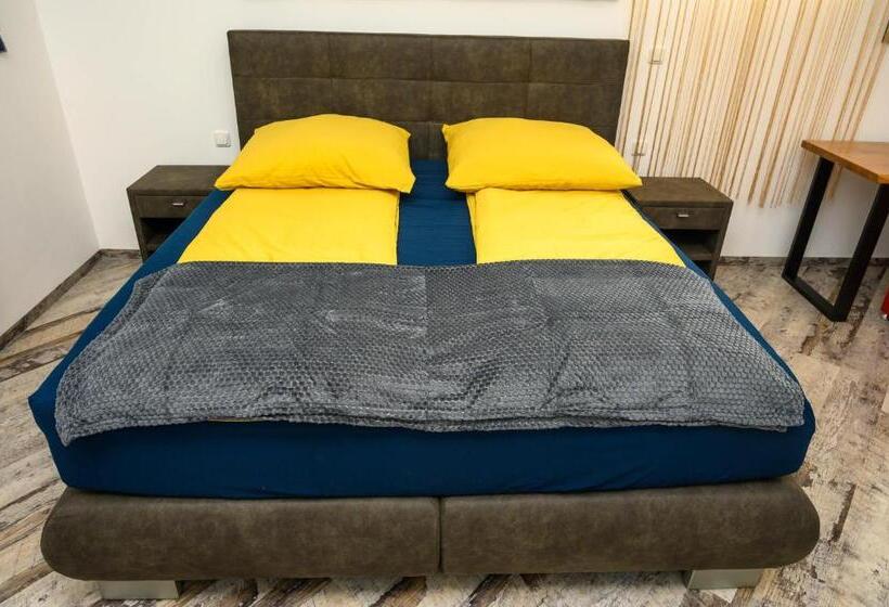 膳宿费 Plaza Cafe & Bar