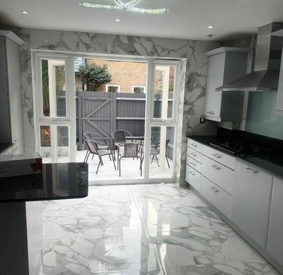 پانسیون Tina Guest House